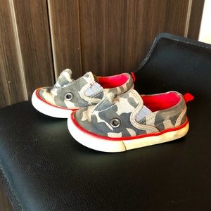 GAP 5T Toddler Boy Camo Shark Fin Slip On Shoes